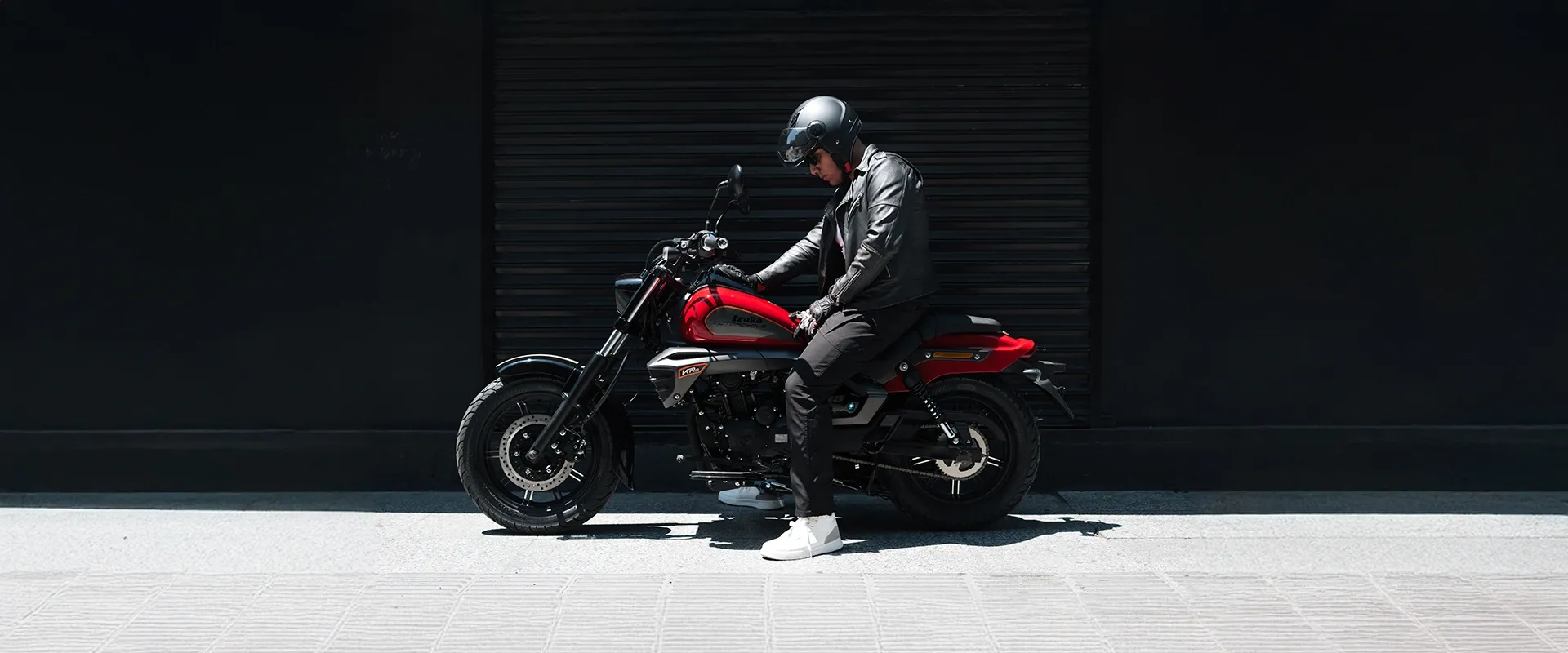Motocicleta Izuka K19 crucero en color rojo