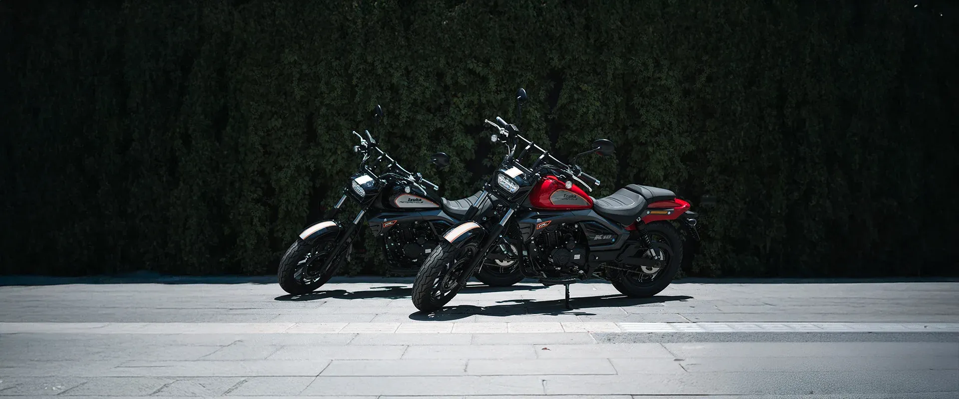 Dos motocicletas Izuka K19, en negro y en rojo